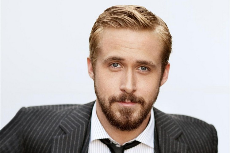 penteados masculinos-barba-bigode-barba-ryan-gosling-penteado curto com divisão lateral