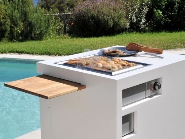 Mini-cozinha ao ar livre churrasqueira piscina prancha de madeira