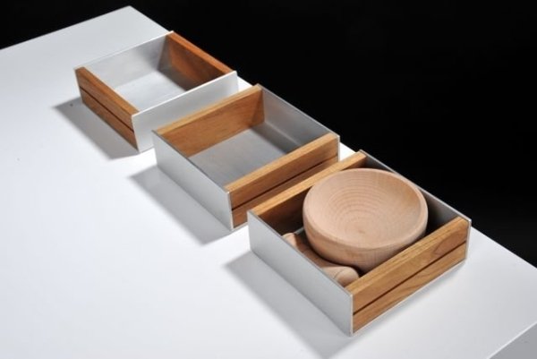 Compartimentos de arrumação da bancada branca da mini cozinha de jardim