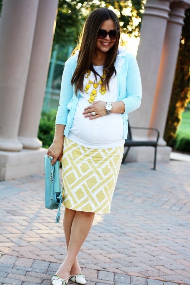 moda saia grávida amarela colete de malha azul corrente