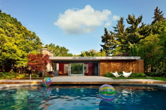 Modern-pool-house-wood-cladding-flat-roof-rectangular-pool-Canada-Toronto