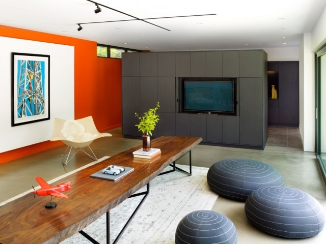 Pavilhão de estar-moderno-móveis-portas-deslizantes-TV de tela plana-mesa de jantar rústica