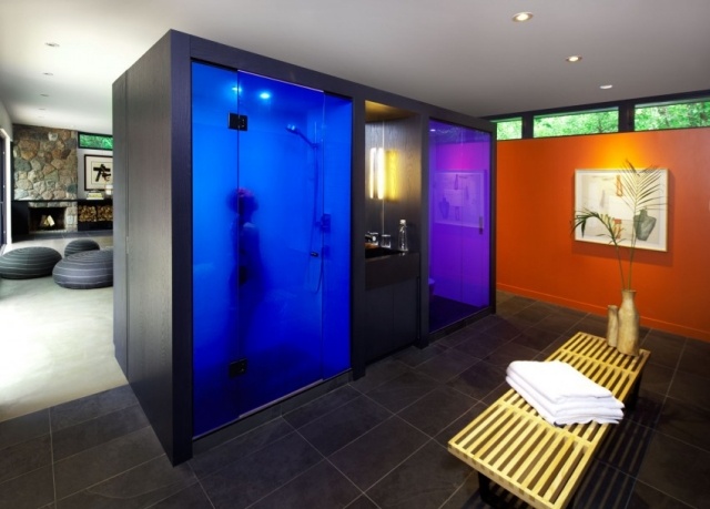 Design casa-pavilhão residencial-interior-design-cores vibrantes-chuveiro-cabine-portas de vidro coloridas