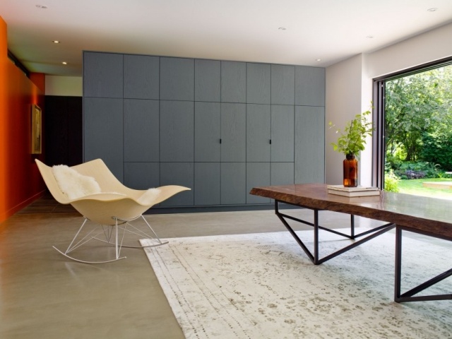Casa da piscina-tongtong-interior-design-cadeira de balanço-parede unidade-cinza sem maçaneta