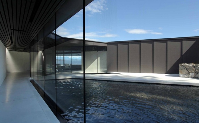 arquitetura moderna-pátio-com-piscina-black-white-glass walls