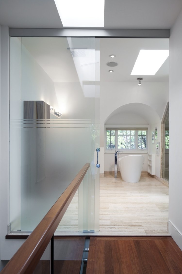 minimalista-design-banheiro-vidro-parede-autônomo-banheira-branco-madeira-travertino-chão-corrimão