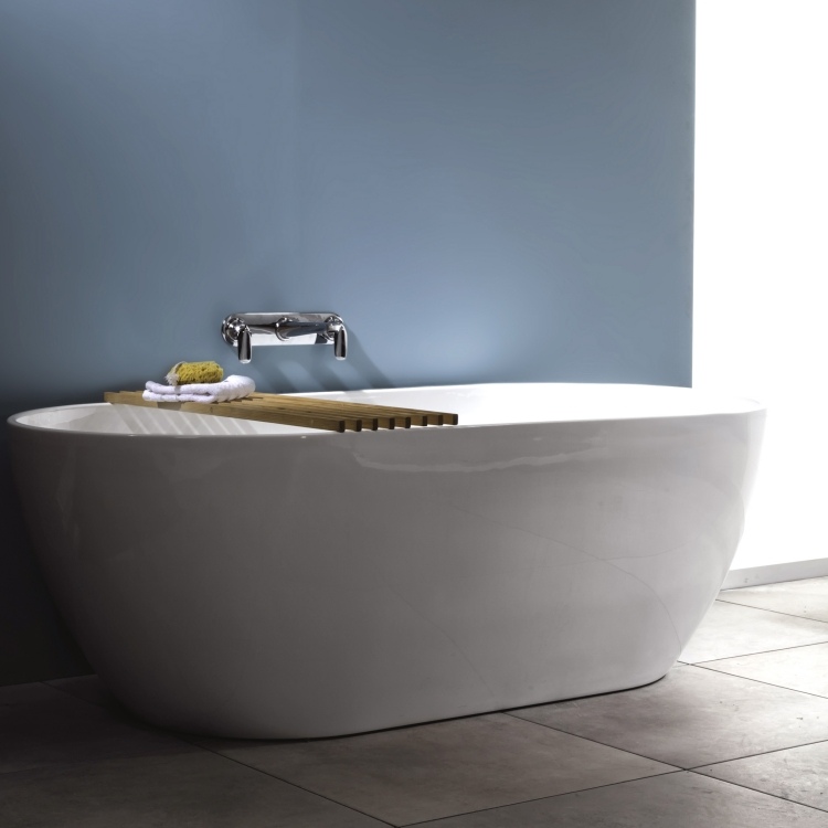 minimalista-design-banheiro-free-standing-banheira-white-wall-color-floor-gray-light