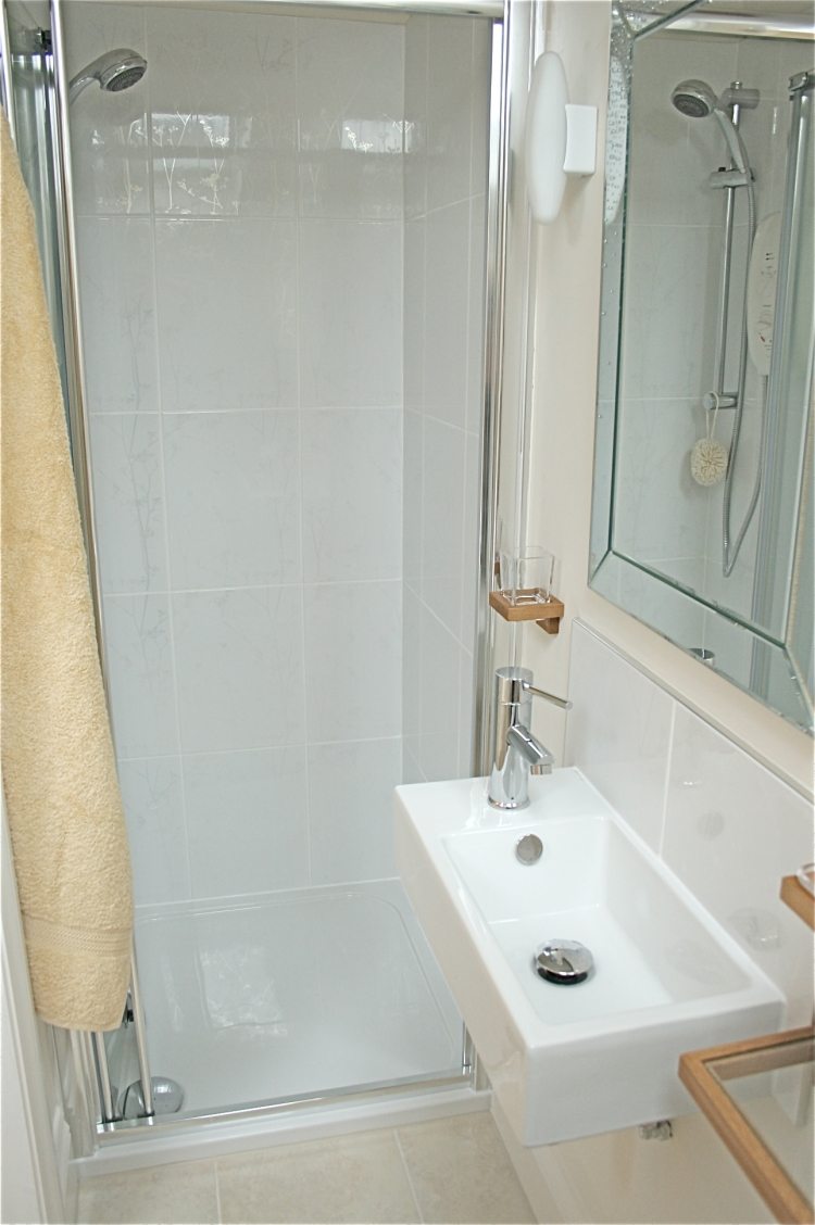 moderno-banheiro-design-azulejos-banheiro-pequeno-bege-pia-estreito-branco