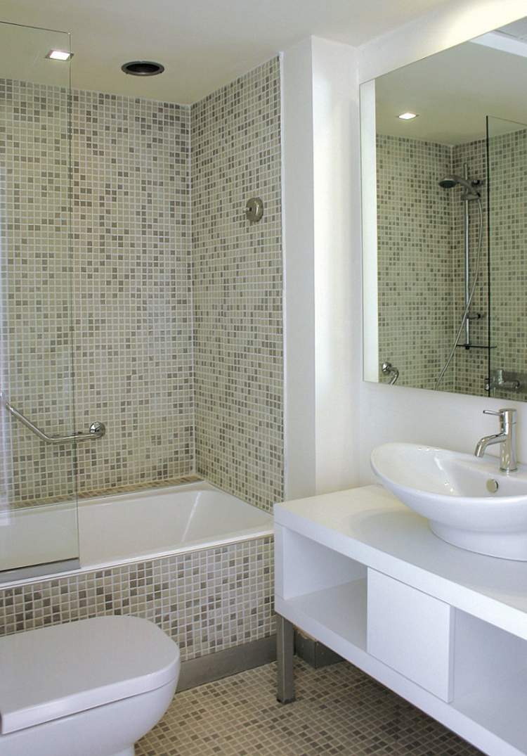 moderno-banheiro-design-azulejos-banheiro-pequeno-espelho-mosaico-verde