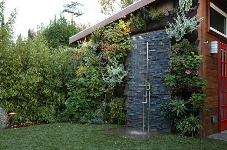 Idéias de parede de pedra natural com design moderno de banheiro e chuveiro de jardim