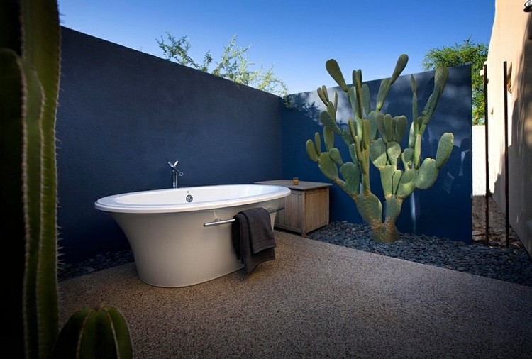 Moderno-banheiro-design-estilo mediterrâneo-banheiro-piso de cascalho-parede azul