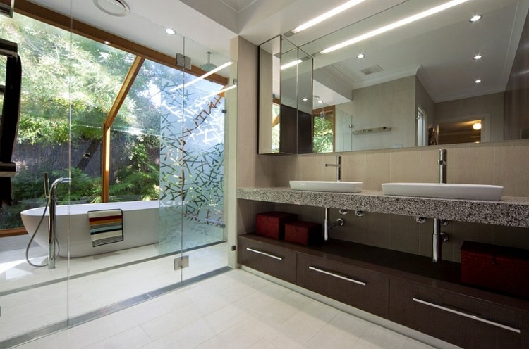Banheiro moderno com design de banheiro com parede de vidro, banheira e chuveiro
