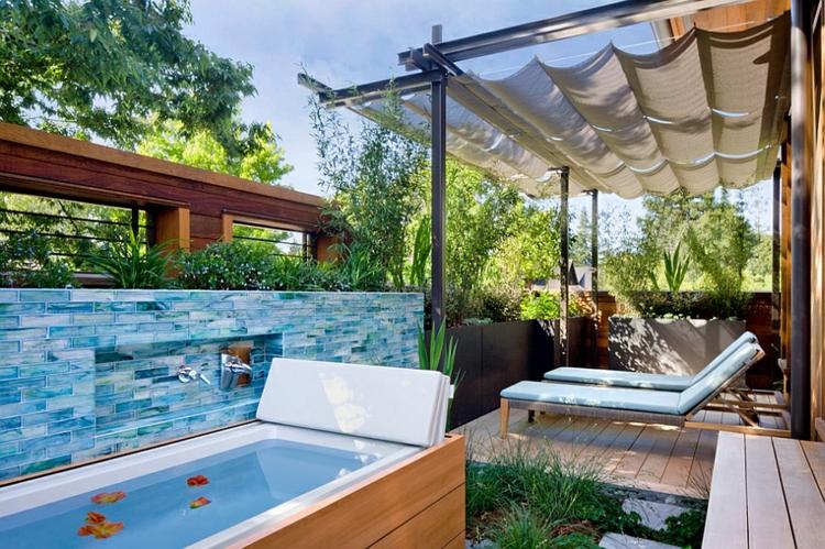 Criando um banheiro - ideia legal com uma banheira de hidromassagem no jardim