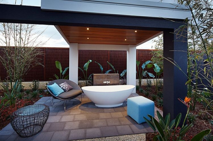 Casa de banho com design moderno e banheira independente com jardim