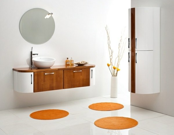 móveis de banheiro elegantes com detalhes em laranja armário baixo