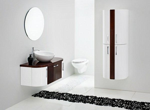 armário branco espelho de parede banheiro