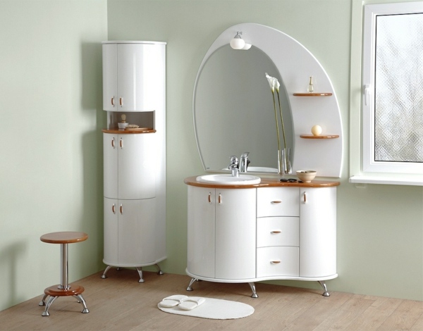 móveis de banheiro chiques com espelhos de canto brancos