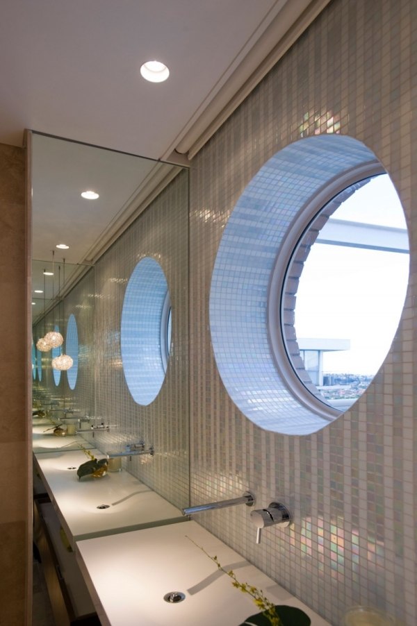 reforma de banheiro pilares de espelho modernos ilusão de ótica