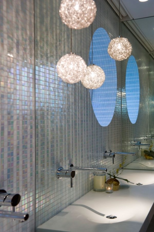 banheiro reforma luzes pendentes miçangas mosaico de vidro ilusão de ótica