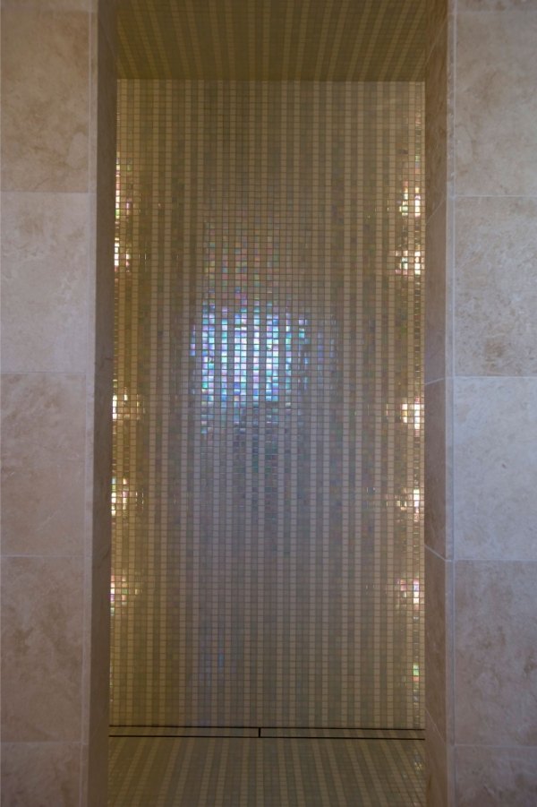 reforma de banheiro design moderno parede de azulejos de mosaico de vidro madrepérola