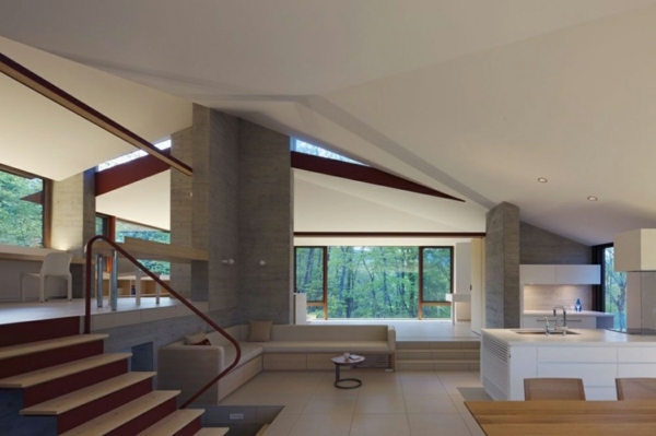 cabana de montanha com interior branco-claro