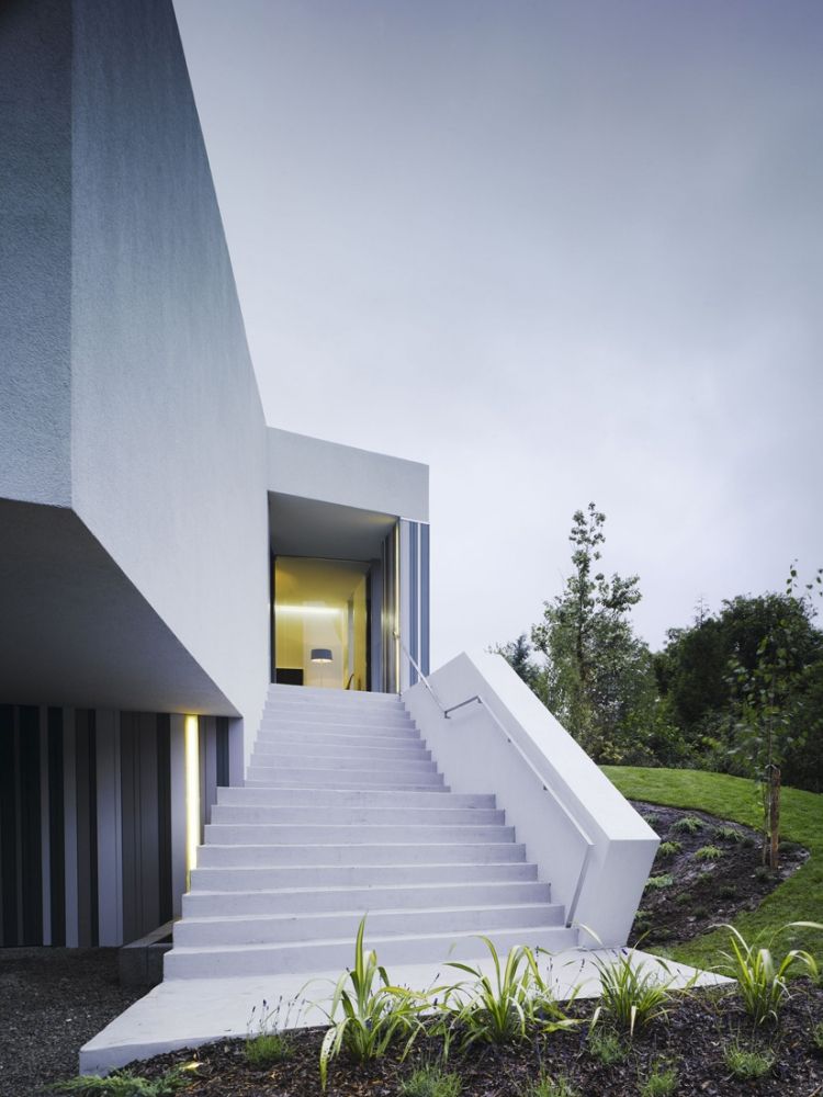 escada de concreto-moderna-construção-ao ar livre-arquitetura-moderna-casa-branca-gramado