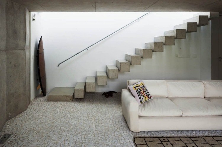 moderno-concreto-escada-prédio-minimalista-sofá-creme-luz-branca-gesso-corrimão-metal