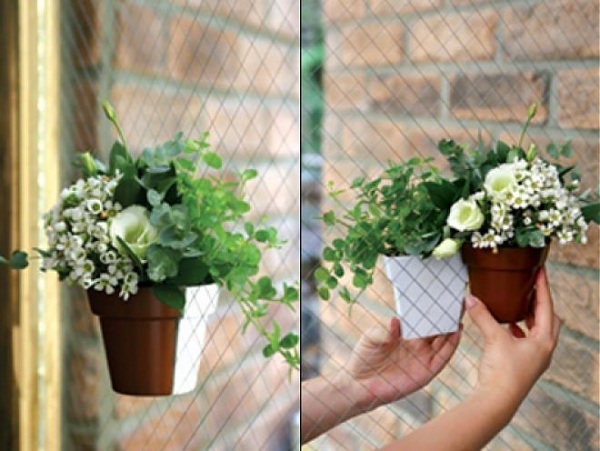 Vasos de flores em ambas as janelas laterais dão boas ideias