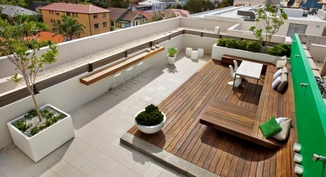 moderno terraço com vista para plantas almofadas confortáveis