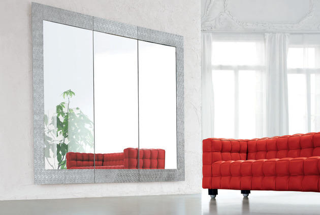 sofá estofado capitonne espelho de parede pés modernos vermelhos