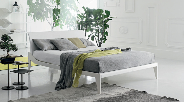 Mobiliário moderno cama alivar com estrutura branca na cabeceira