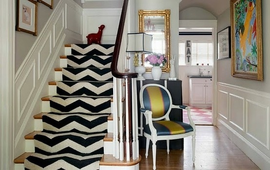 Cadeira de escada em preto e branco com padrão angular