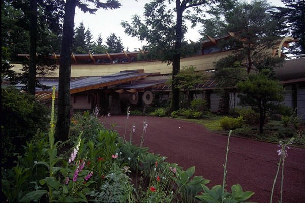 Edifício residencial no Japão - colocação de clínquer vermelho