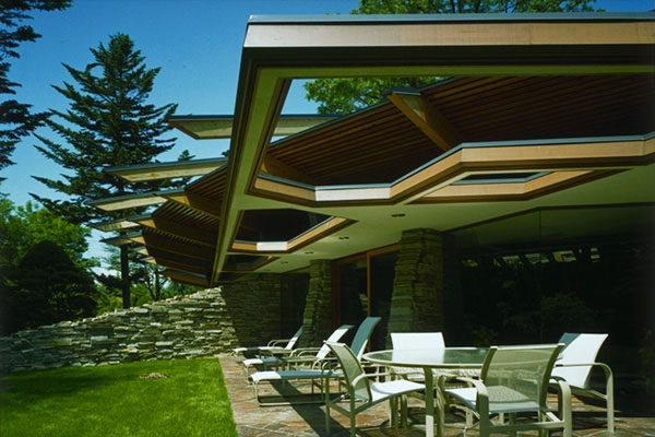 Residência privada projetada terraço com proteção solar