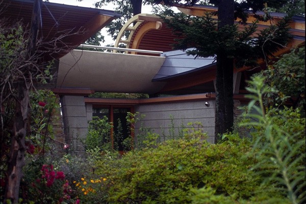 Residência familiar com jardim plantando portão com design exuberante do Japão