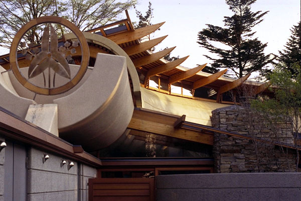Casa futurista feita de design bizarro de telhado de madeira e pedra do Japão