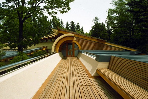 Casa com terraço na cobertura - banco de madeira com janela redonda