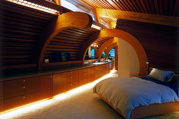 Iluminação indireta do quarto - luz do piso, teto de madeira