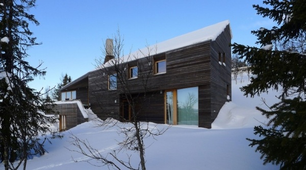 Moderna cabana na montanha, área nevada da Noruega