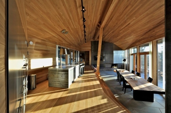 Cabana de férias moderna com painéis de madeira completamente dentro da Noruega