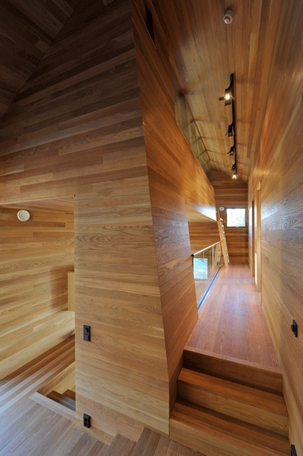 Cabana de esqui moderna com painéis de madeira da Noruega dentro da escadaria