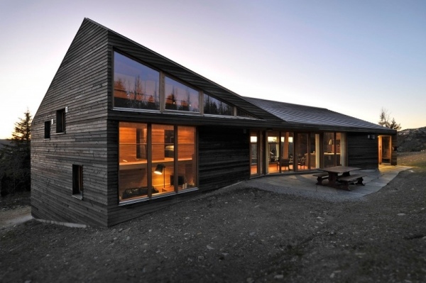 Cabana de montanha moderna, iluminação de janela de vidro da Noruega