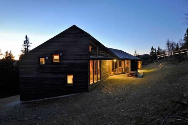 Cabana de férias moderna com fachada em madeira de lariço norueguês