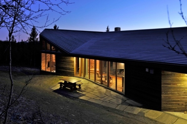 Cabana Noruega moderna iluminando área de jantar ao ar livre