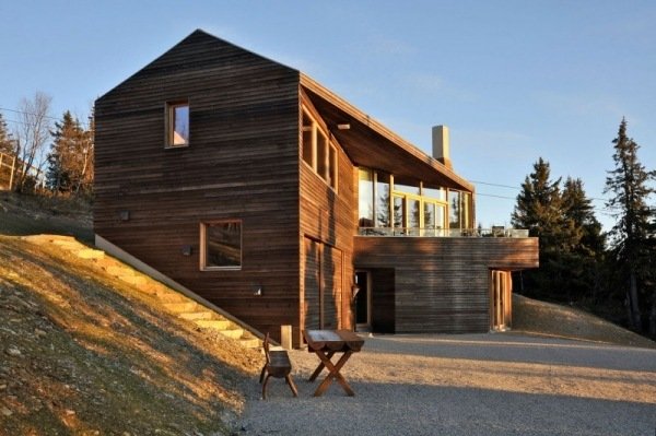 Cabana moderna com fachada de madeira da Noruega