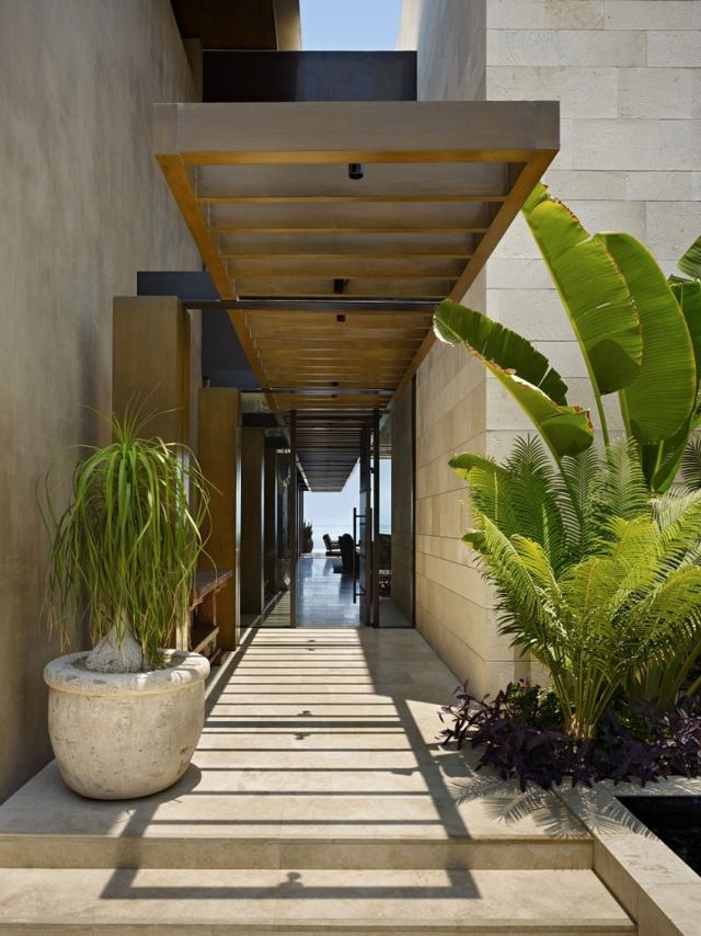 villa de férias entrada da casa de praia telhado de madeira palmeiras jardim da frente