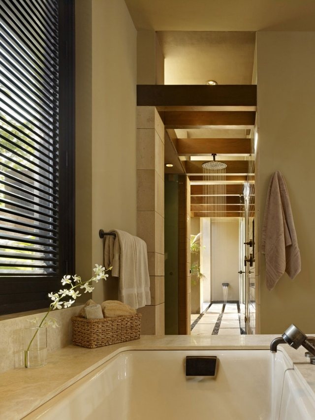 banheiro de design de luxo em villa de praia com banheira, é claro