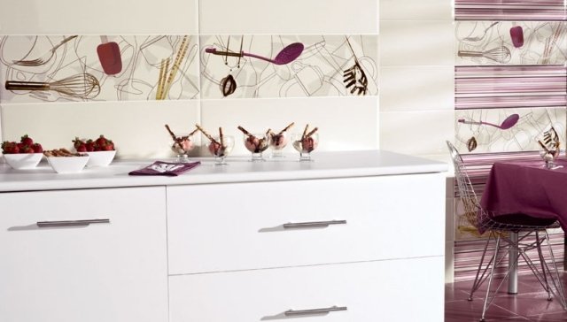 cozinha-parede-azulejos-branco-roxo-padrão-utensílios de cozinha