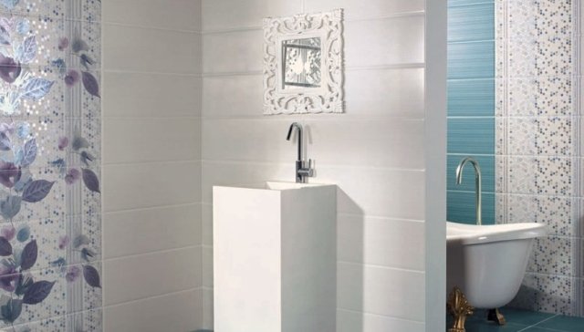 banheiro-parede-azulejos-branco-mate-estampado-roxo-flores-glitter