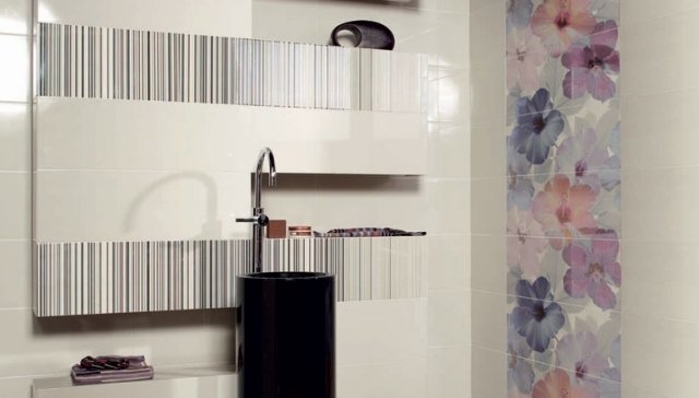 banheiro-parede-azulejos-branco-cinza-padrão-floral-roxo-preto-coluna lavatório